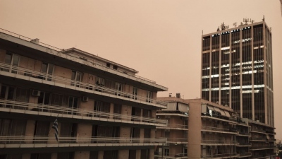 Πέπλο αφρικανικής σκόνης «πνίγει» τη χώρα – Πότε υποχωρεί