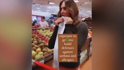 Αντιεμβολιάστρια προκαλεί σάλο - Ξεσηκώνει τον κόσμο και θέλει να αποδείξει θεωρίες της γλύφοντας πόμολα σε σούπερ μάρκετ