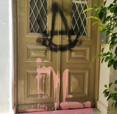 Επίθεση με μπογιές στο σπίτι του Γιατρομανωλάκη και το γραφείο του Διγαλάκη