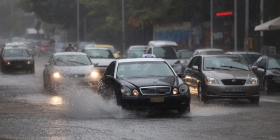 Πλημμυρισμένοι δρόμοι και διακοπές ρεύματος στα νότια προάστια μετά την μπόρα