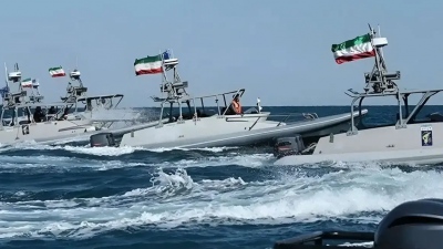 Επικίνδυνη κλιμάκωση - Σκάφη των Φρουρών της Επανάστασης πλησιάζουν το αεροπλανοφόρο των ΗΠΑ