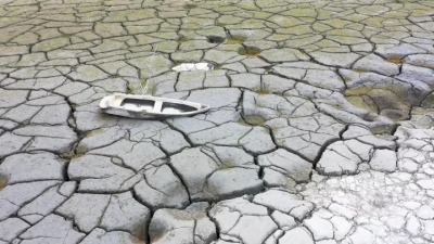 Δυσοίωνες προβλέψεις για τον καιρό: Καύσωνες, ξηρασίες, πλημμύρες