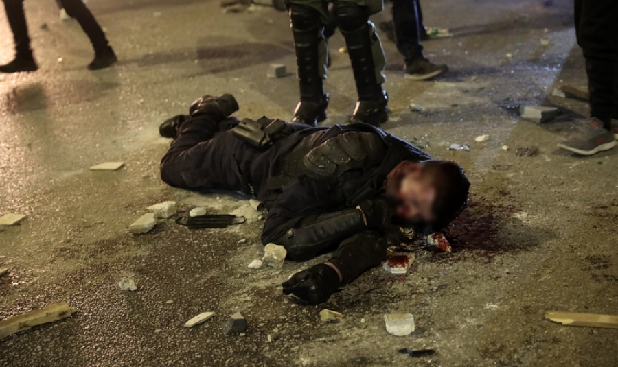 Πεδίο μάχης η Νέα Σμύρνη, βίαια επεισόδια μεταξύ διαδηλωτών και αστυνομίας - Τραυματίες 3 αστυνομικοί