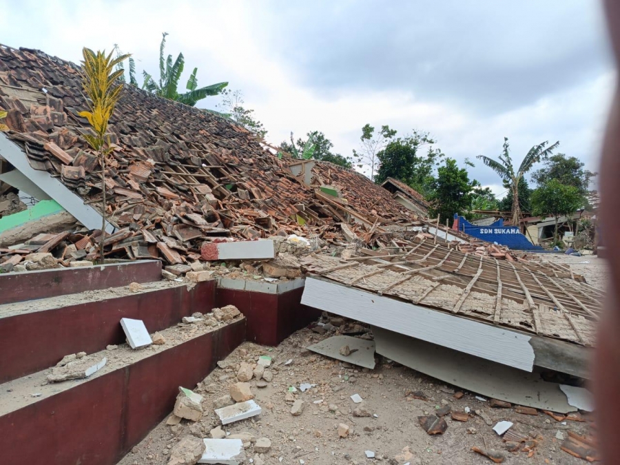 Σεισμός 5,6 Ρίχτερ στην Ινδονησία: 56 νεκροί, 700 τραυματίες, 100 αγνοούμενοι – Τεράστιες καταστροφές