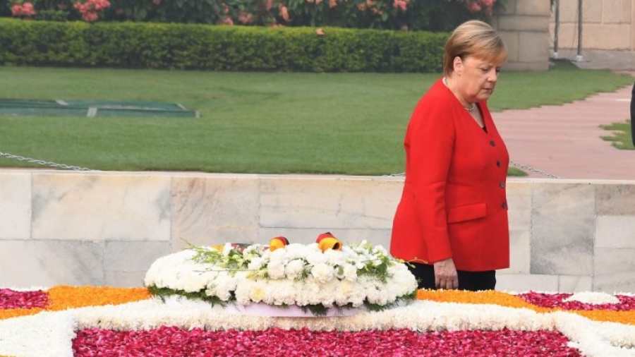 Merkel: Η Ευρώπη να αγωνιστεί κατά του μίσους και του ρατσισμού που περιορίζουν την ελευθερία