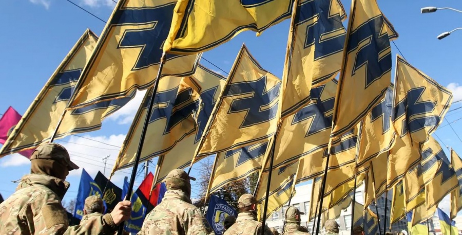 Ουκρανοί νεοναζί εκπαιδεύονται στη Γαλλία – Σάλος με τον Boris Johnson και τη φωτογραφία με σύμβολα των SS