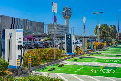 Η ΔΕΗ εγκαθιστά στο «Ελ. Βενιζέλος» το μεγαλύτερο hub σημείων φόρτισης ηλεκτρικών ΙΧ