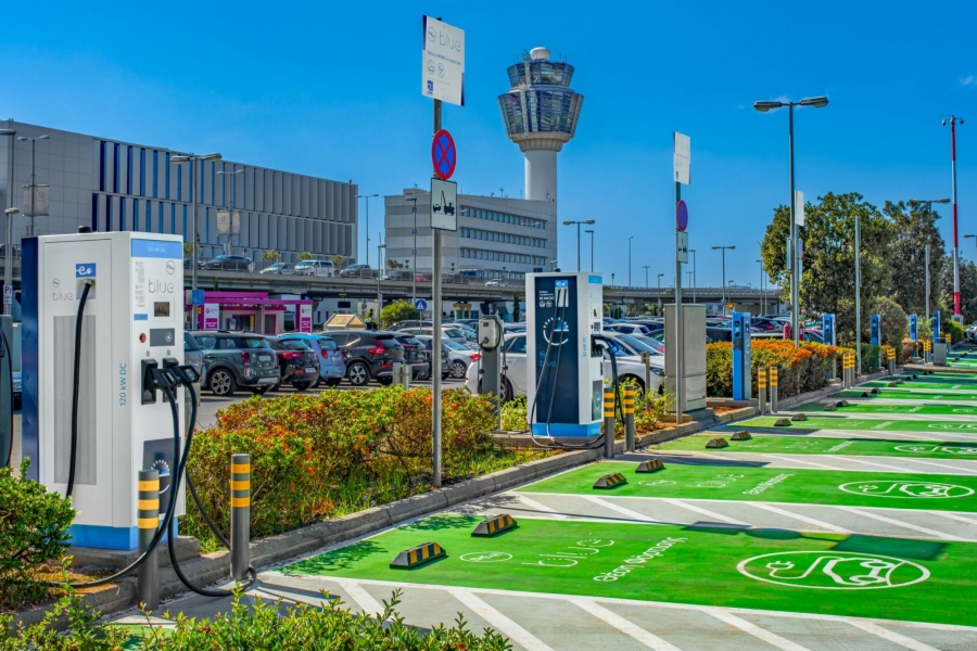 Η ΔΕΗ εγκαθιστά στο «Ελ. Βενιζέλος» το μεγαλύτερο hub σημείων φόρτισης ηλεκτρικών ΙΧ