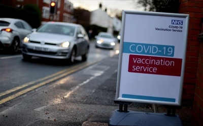 Βρετανία: «Παγώνουν» οι εμβολιασμοί για τους κάτω των 50
