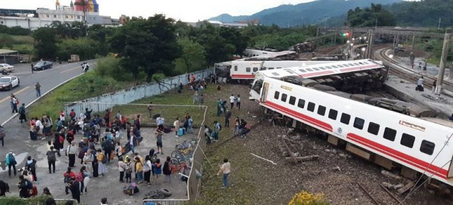 Reuters: Τουλάχιστον 15 οι νεκροί και 126 οι τραυματίες από εκτροχιασμό τρένου στην Ταϊβάν