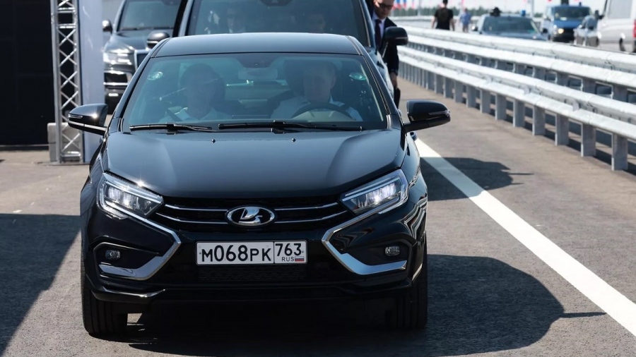 Εντυπωσιασμένος ο Putin με την νέα... Aura της Lada - «Εξαιρετική η συμπεριφορά του στον δρόμο»