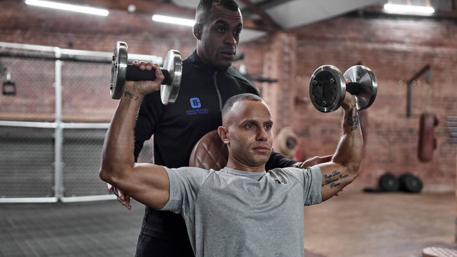 Πέντε συχνά λάθη που κάνουμε στις ασκήσεις για ώμους