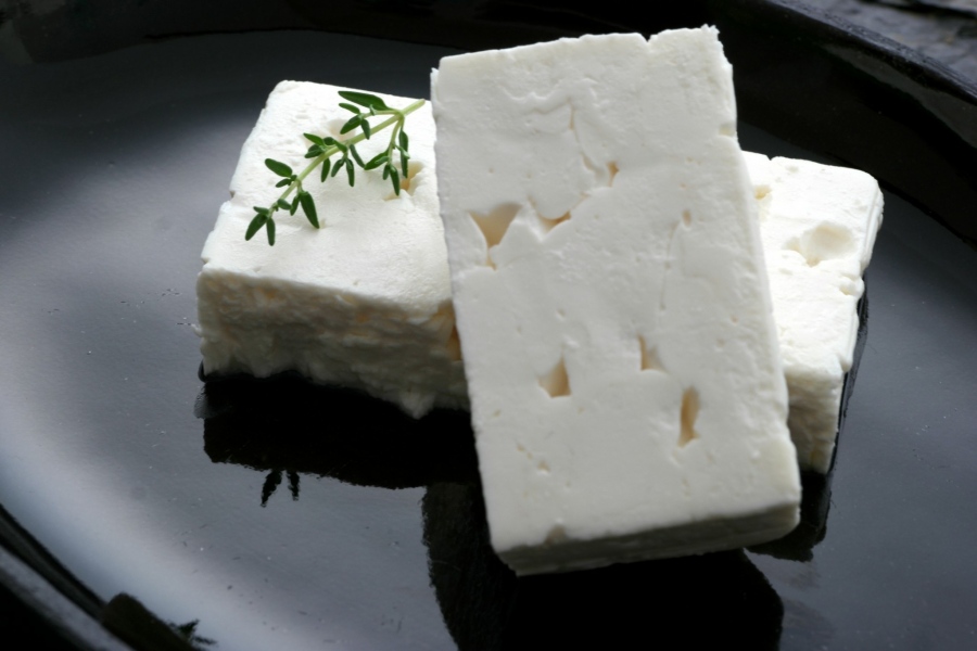 Η φέτα «αποχαιρετά» την… Ελλάδα, κυβερνά πλέον το «λευκό τυρί» – Ο πόλεμος των τιμών αλλάζει τα πάντα στην αγορά