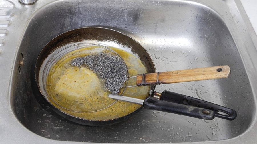 Γιατί δεν πρέπει ποτέ να πετάμε το λάδι από το τηγάνι στον νεροχύτη - Ο κρυφός κίνδυνος