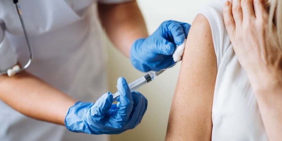 Η τροπολογία για τον υποχρεωτικό εμβολιασμό των 60αρηδων – Ποιοι εξαιρούνται, ποιοι θα πληρώνουν 50 ευρώ