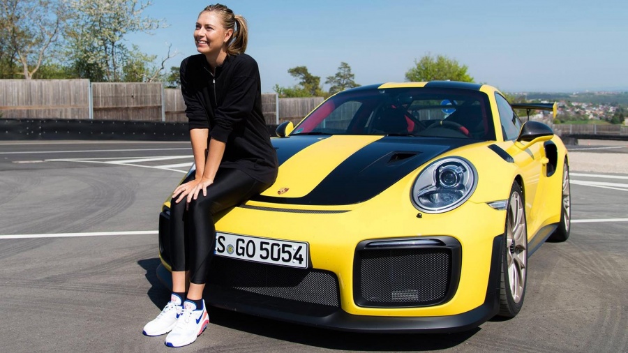 Ο Webber τρομάζει την Sharapova μέσα σε μία Porsche 911 GT2 RS