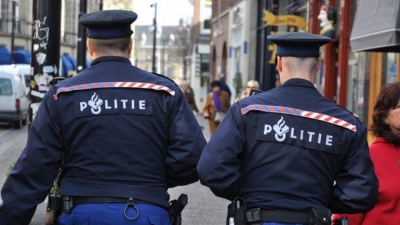 Ολλανδία: Πάρτι με εκατοντάδες πολίτες εν μέσω lockdown διέλυσε η αστυνομία σε παλιό εργοστάσιο