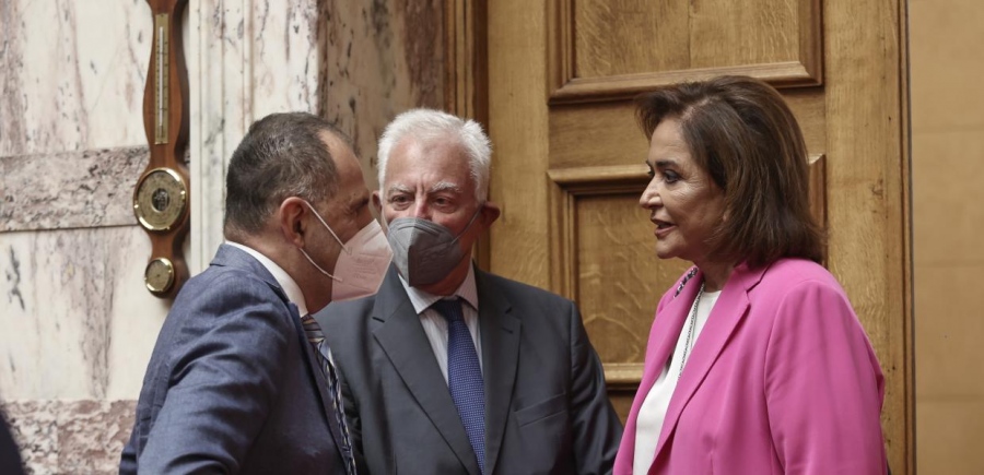 Ντόρα Μπακογιάννη κατά Γεραπετρίτη για τη ροζ σημαία: «Η τέχνη δεν μπορεί να λογοκριθεί» - Γεραπετρίτης: «Το προξενείο δεν είναι γκαλερί»