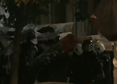 Κουκάκι: Επιχείρηση της αστυνομίας για την απομάκρυνση αντιεξουσιαστών από κτίρια - Οι καταληψίες πετούν τσιμεντόλιθους