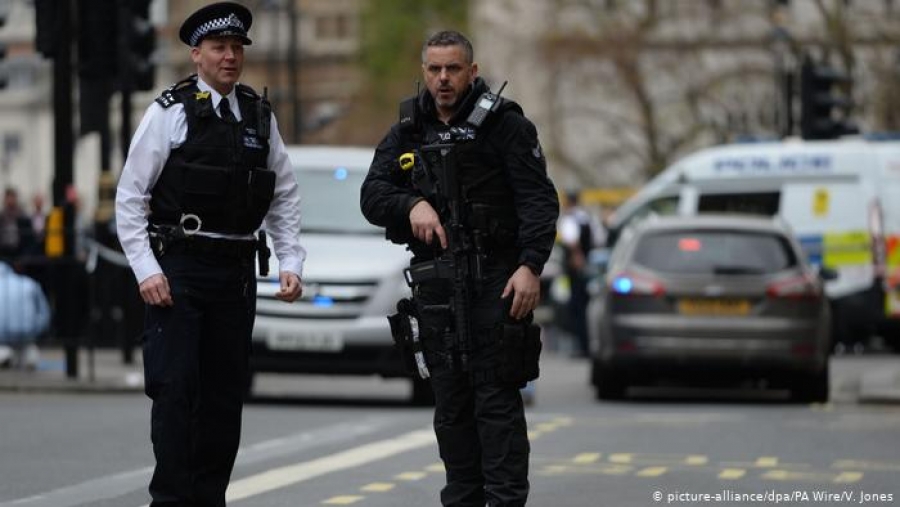 Λονδίνο: Αστυνομικοί συνέλαβαν άντρα με τσεκούρι