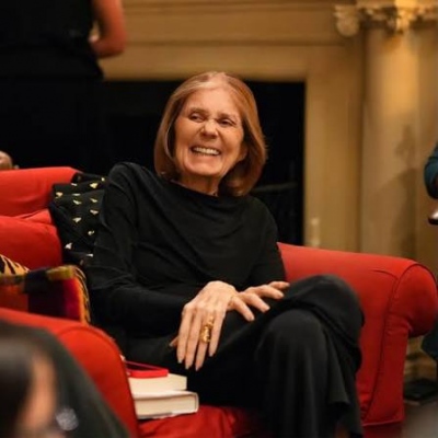 Έφυγε από τη ζωή στα 92 της η Gloria Steinem, εμβληματική μορφή του αμερικανικού φεμινιστικού κινήματος