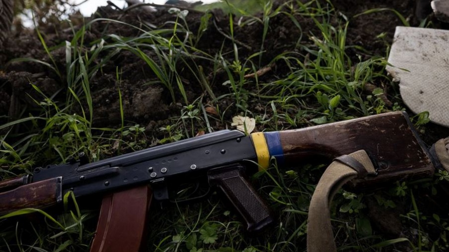 Απίστευτο: Άφησαν τα FN MAG τα όπλα του ΝΑΤΟ και πήραν τα Kalashnikov οι Ουκρανοί στρατιώτες