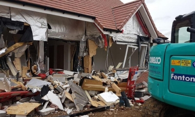Γερμανία: Τσακώθηκε με τον νοικάρη, πήρε τη μπουλντόζα και γκρέμισε το σπίτι ενώ εκείνος ήταν μέσα