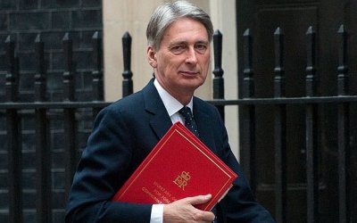Βρετανία: Υποβαθμίζει τις εκτιμήσεις για την ανάπτυξη του 2017 το υπουργείο Οικονομικών
