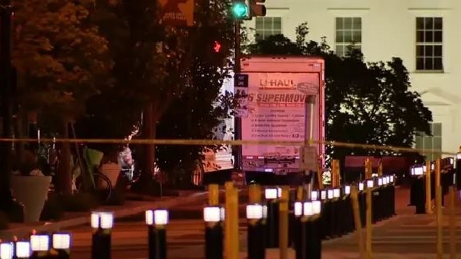 ΗΠΑ: Φορτηγό προσέκρουσε σε μπάρες ασφαλείας κοντά στον Λευκό Οίκο – Σύλληψη του οδηγού