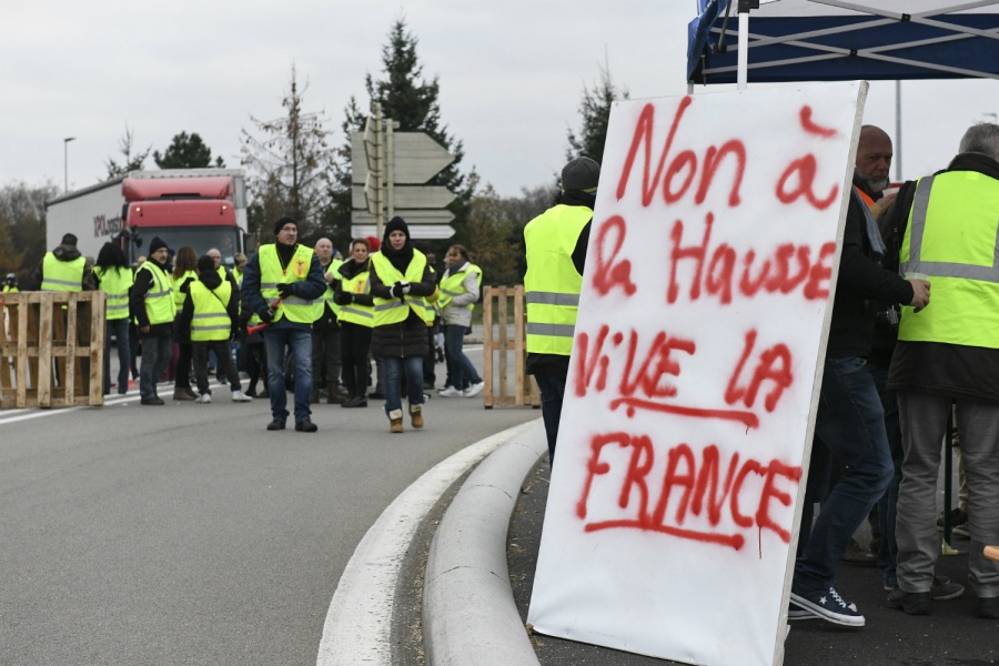 Αντιμέτωπος με τα «κίτρινα γιλέκα» ο Macron - Χιλιάδες διαδηλωτές στους δρόμους κατά του Γάλλου προέδρου