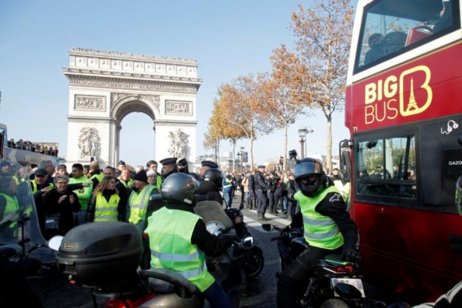 Εκτός ελέγχου η κατάσταση στο Παρίσι στη διαδήλωση των 