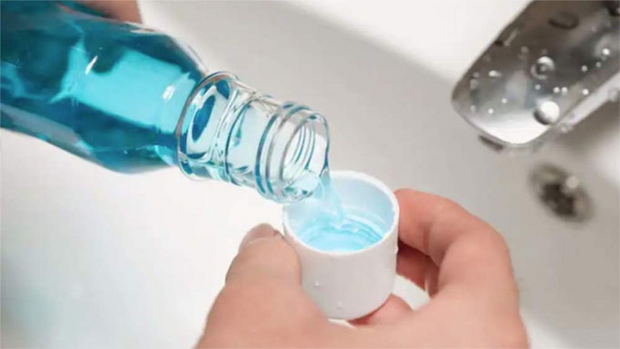 Νέα έρευνα: Ορισμένα στοματικά διαλύματα εξουδετερώνουν τον κορωνοϊό - Ποια ουσία τους, προστατεύει