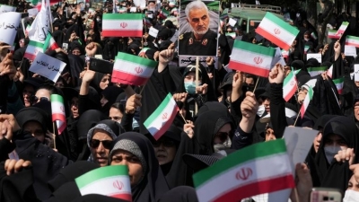 Ιράν: Χιλιάδες άνθρωποι διαδήλωσαν υπέρ... της μαντίλας - «Θάνατος στους συνωμότες - Αυτά είναι σχέδια των Αμερικανών»