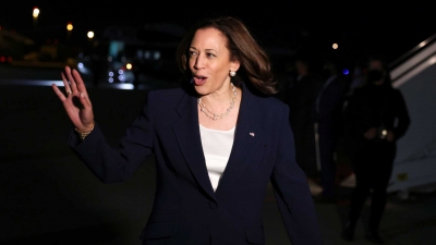 Χαμός με το νευρικό γέλιο της Kamala Harris σε ερώτηση για το Αφγανιστάν