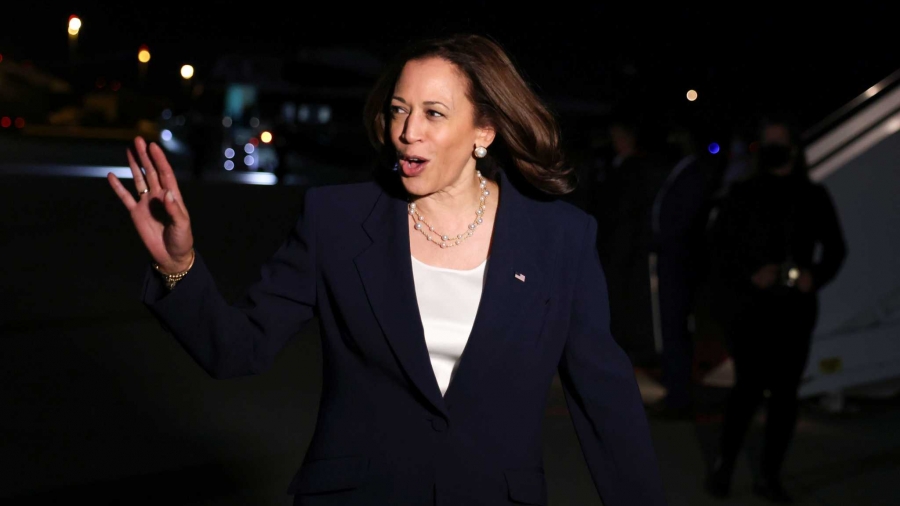 Χαμός με το νευρικό γέλιο της Kamala Harris σε ερώτηση για το Αφγανιστάν