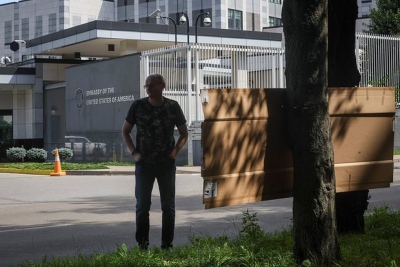 Ξεσπά ο κόσμος: Οι κάτοικοι του Κιέβου διαδηλώνουν στην πρεσβεία των ΗΠΑ και απαιτούν δίκαιες διαπραγματεύσεις