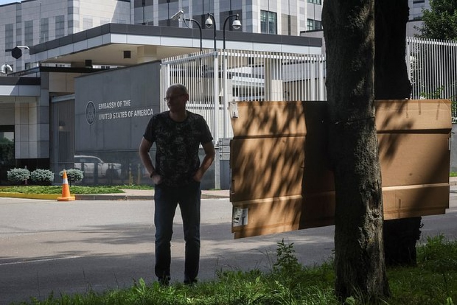 Ξεσπά ο κόσμος: Οι κάτοικοι του Κιέβου διαδηλώνουν στην πρεσβεία των ΗΠΑ και απαιτούν δίκαιες διαπραγματεύσεις