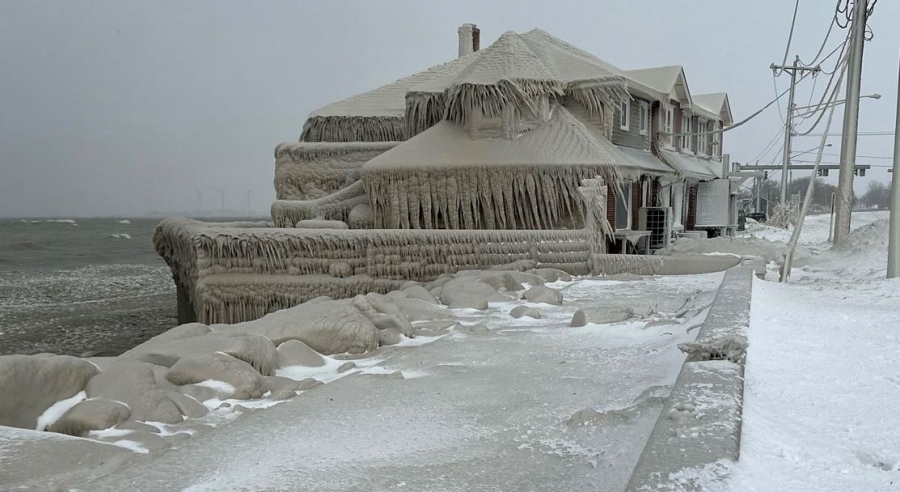 Ο «κυκλώνας βόμβα» σαρώνει τις ΗΠΑ – Στους 28 οι νεκροί, εκατομμύρια Αμερικανοί χωρίς ρεύμα, καταστροφή στη Νέα Υόρκη