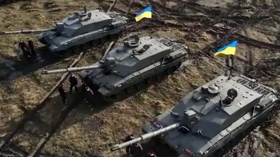 Sun: Το τανκ Challenger 2 κόλλησε στη λάσπη κατά τη διάρκεια επίδειξης – Τα 5 από τα 14 τανκς είναι ελαττωματικά