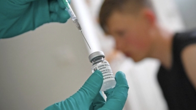 Βρετανία: «Ναι» στη χρήση του εμβολίου της Pfizer σε εφήβους 12 έως 15 ετών