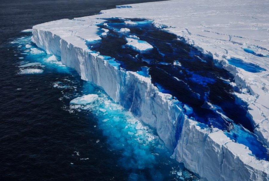 Δέος! - «Μελάνιασε» και καταρρέει ο «ακλόνητος γίγαντας» της Ανταρκτικής, το παγόβουνο Α-23Α