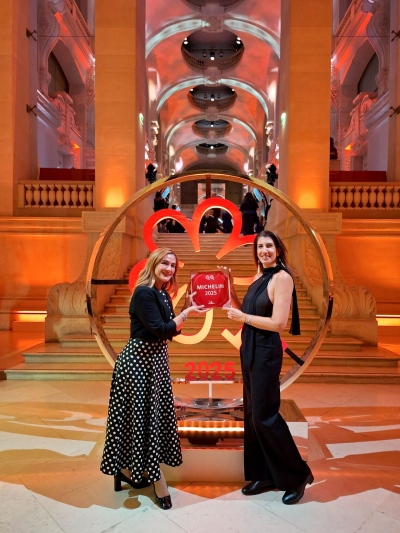 THE DOLLI - Λάμπει με δύο MICHELIN Keys στο Παρίσι και φωτίζει την Αθήνα