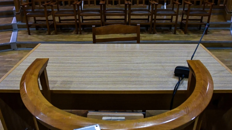 Έφυγε από το δικαστήριο όπου ήταν κατηγορούμενος για τον ξυλοδαρμό της γυναίκας του και την ξυλοκόπησε πάλι