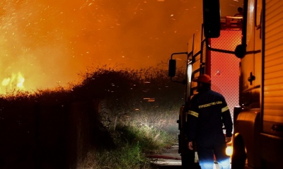 Υπό μερικό έλεγχο η μεγάλη πυρκαγιά σε μονοκατοικία στα Καλύβια Αττικής