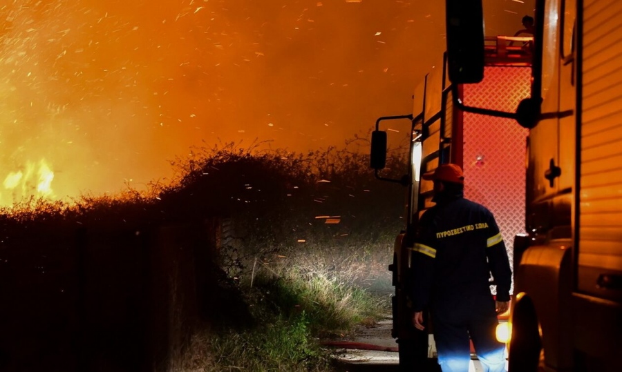 Υπό μερικό έλεγχο η μεγάλη πυρκαγιά σε μονοκατοικία στα Καλύβια Αττικής