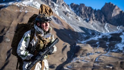 Κρατικό έγκλημα με τη βούλα Macron: Καλεί 50.000 Γάλλους εθελοντές να πολεμήσουν τη Ρωσία