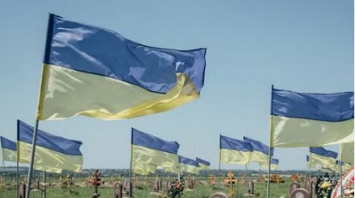 Warren Thornton: Τραγωδία, σειρές από τάφους αναγράφουν «Προσωρινά Άγνωστος Υπερασπιστής της Ουκρανίας»