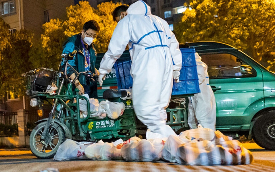 Κι άλλη φρίκη για τους κατοίκους της Σαγκάη: Η κυβέρνηση μοίρασε χαλασμένα τρόφιμα και έπαθαν διάρροια
