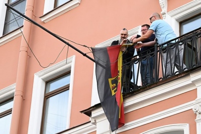 Διπλωματικός πόλεμος χωρίς τέλος: Ξηλώθηκαν σημαίες και εμβλήματα από το γερμανικό προξενείο στη Ρωσία