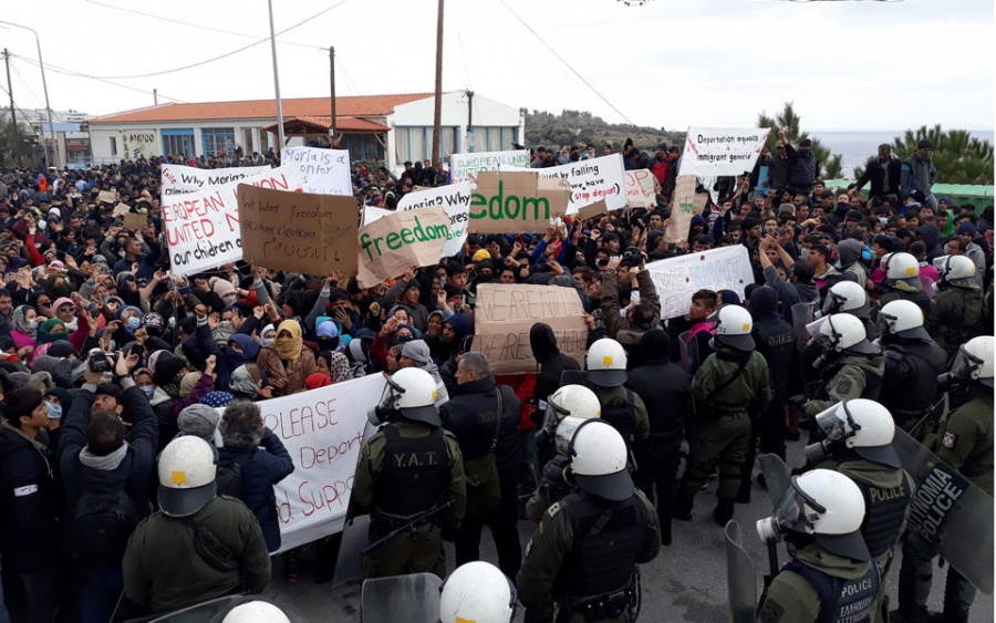 Εκρηκτική η κατάσταση στο προσφυγικό - Πυρά της αντιπολίτευσης κατά της κυβέρνησης για το «μπάχαλο» - Nέα ένταση στη Μυτιλήνη